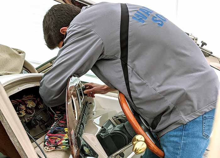 ZaGaSaRha 11 a Sea Ray Sundancer 380 before renovation