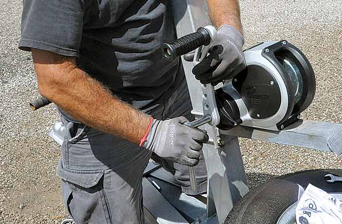 Tightening handle bolt