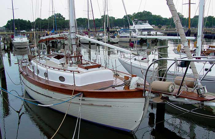 Vanished and oiled teak boast deck