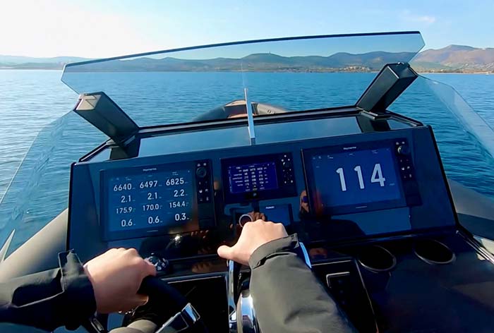 Technohull 38 Grand Sport Super Fast Edition helm